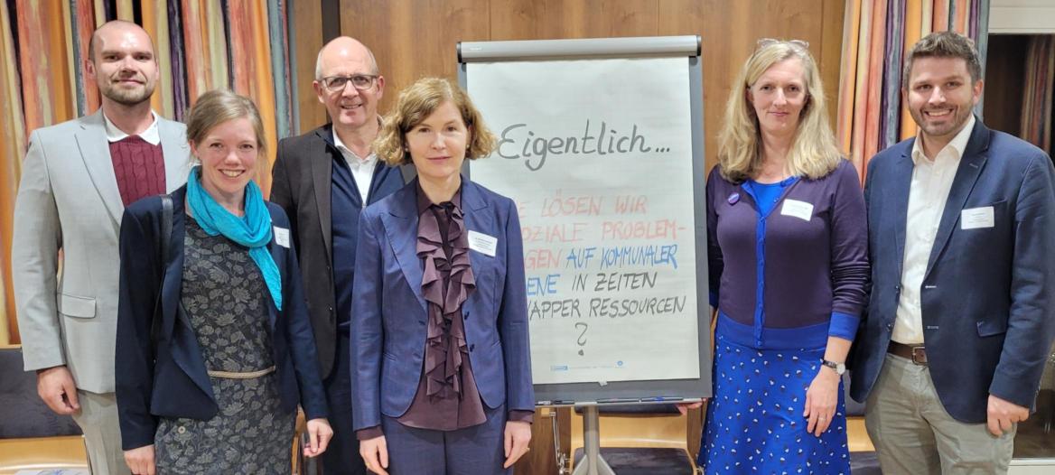 6 Mitglieder der Liga der Freien Wohlfahrtspflege Breisgau-Hochschwarzwald stehen zusammen vor einem Plakat