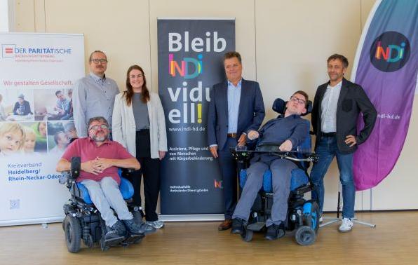 vlnr: Osman Karcier (INDi), Moritz Limprecht (LV BW), Stella V&ouml;gele (INDi), J&uuml;rgen Dusel (Bundesbehindertenbeauftragte), Sean Wilk (INDi) und Michael Tr&auml;nkle (LV BW)