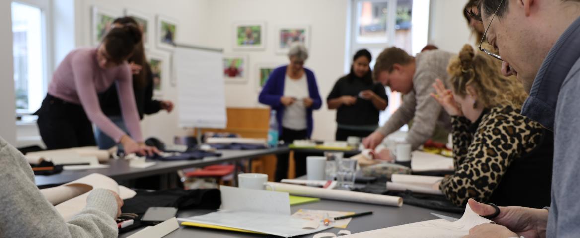 Eine Gruppe von Fachkr&auml;ften, die gemeinsam etwas erarbeiten