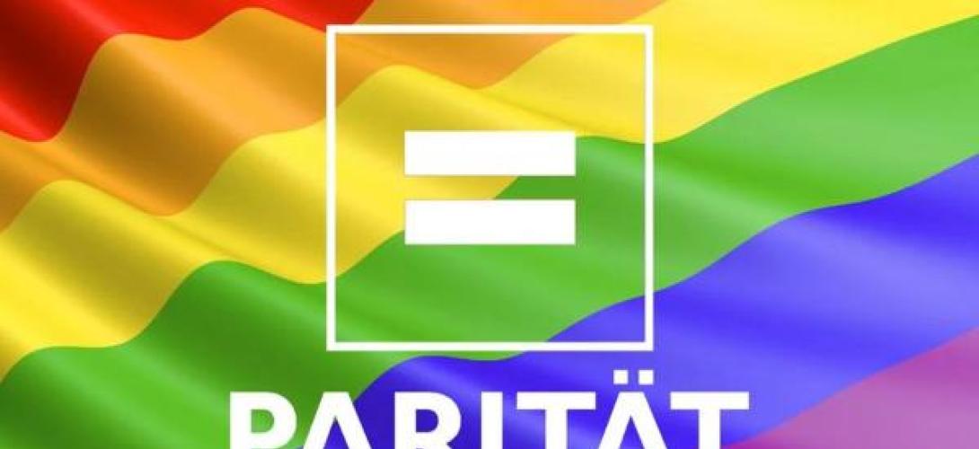Paritätisches Logo auf Regenbogenflagge