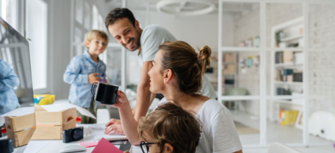 Familie mit Kindern im Büro
