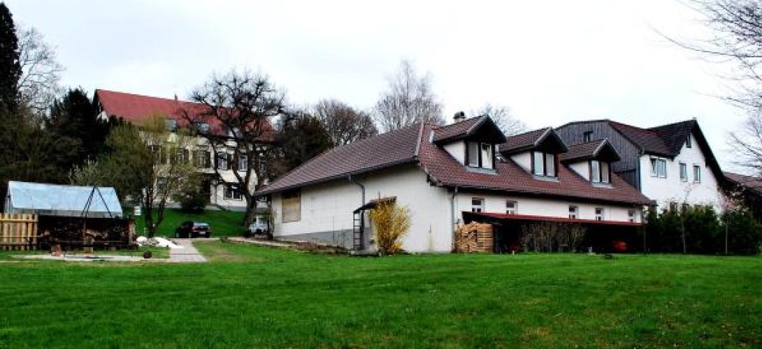 Nachhaltigkeit mit Mensch und Umwelt|| Häuser auf einer Wiese