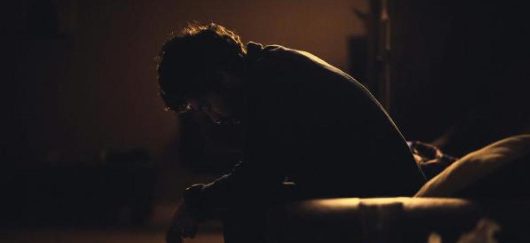 Die seelischen Auswirkungen  von Arbeitslosigkeit |seelische Auswirkungen  von Arbeitslosigkeit |Gadiel Lazcano | Unsplash Person sitzt einsam und traurig auf einem Sofa