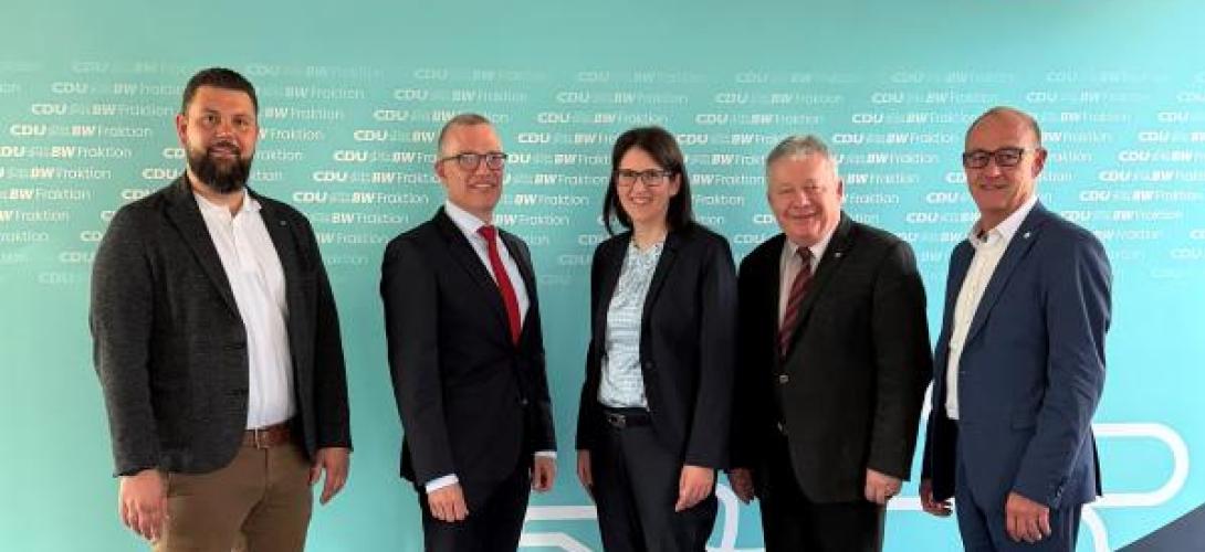 5 Personen vor einer mintfarbenen Wand, mit dem Logo der CDU 