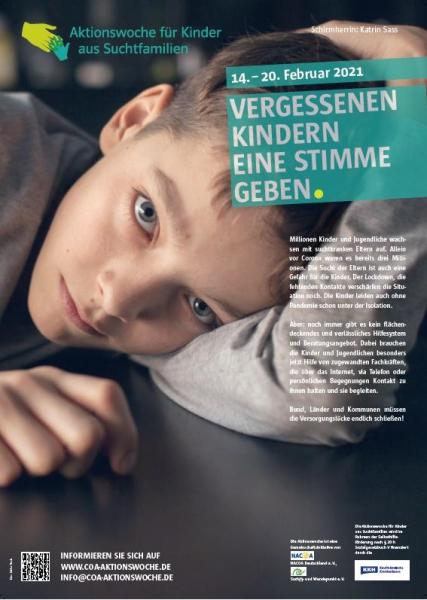 Sitzender Junge legt seinen Kopf auf den Arm