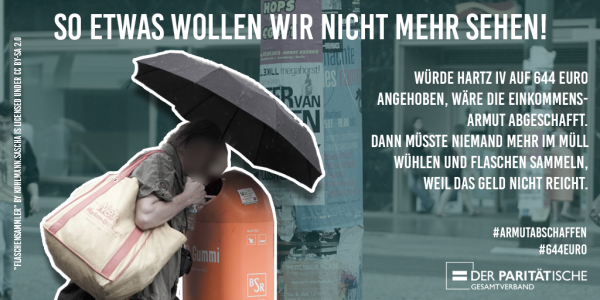 Frau mit Regenschirm sucht Pfandflasche in Abfalleimer 