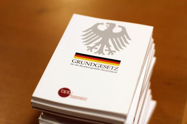 Stapel Bücher mit Adler drauf