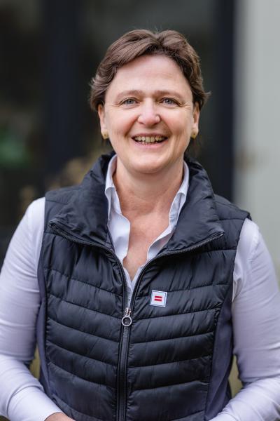 Frau mit dunklen kurzen Haaren