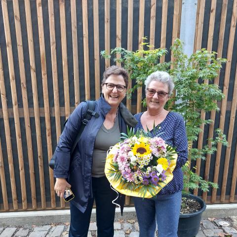 Uta-Micaela Dürig und Judith Vowinkel mit Blumenstrauß