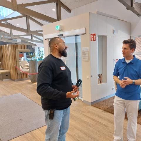 Gespräch zwischen zwei Männern im Stehen