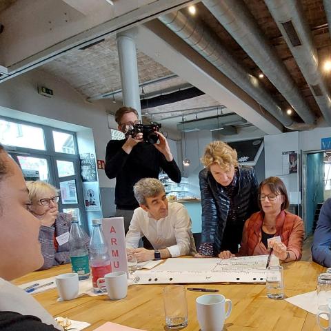 Gesprächsgruppe an einem Tisch