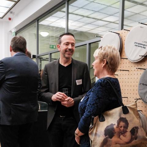 Zwei Personen im Gespräch