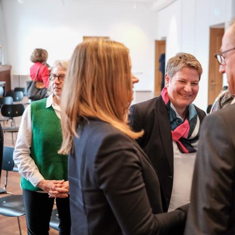 Eine Gruppe von Gästen im Gespräch