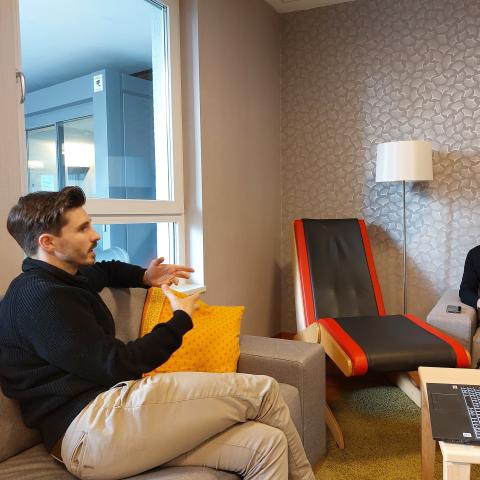 Gespräch zwischen zwei Männern im Sitzen