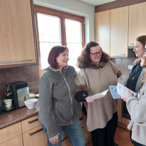 Vier Frauen in einer Küche im Gespräch