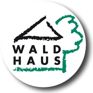 Logo Waldhaus, rund, schwarzes Dach, darunter Text Waldhaus, grüne Umrandung mit angedeutetem Baum 