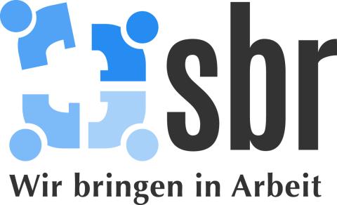 Logo sbr, links Bildmarke Puzzle in verschiedenen Blautönen, rechts Buchstaben sbr, unten Subline "Wir bringen in Arbeit"