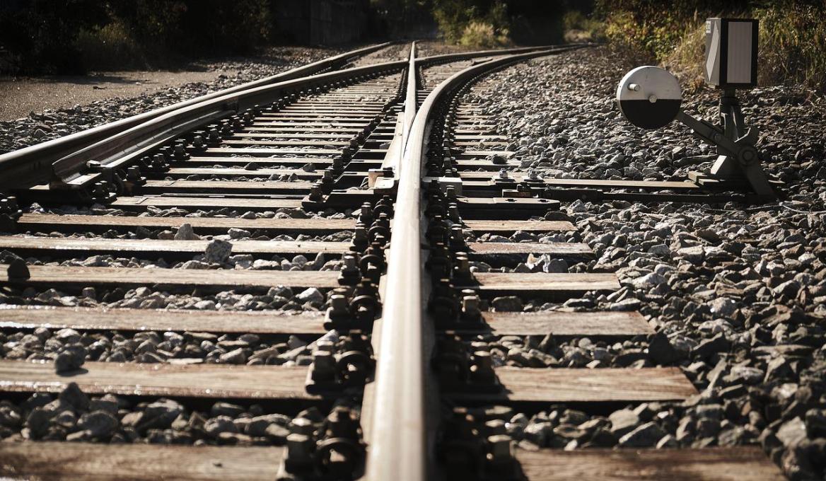 Großaufnahme von Bahnschienen samt Weiche